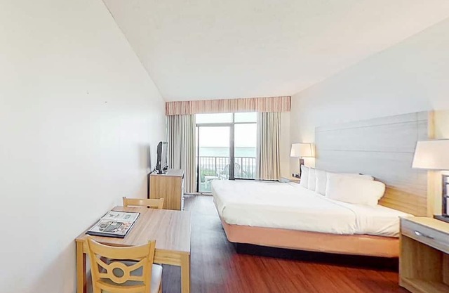 2nd Floor Oceanfront Snowbird Friendly Studio w/ WiFi, Shared Pool/Hot Tub, AC