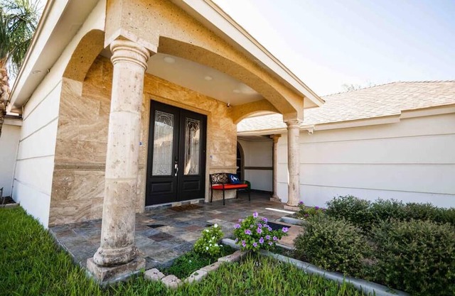 Escape to Your Own Oasis: Spacious Home with Salt Water Pool