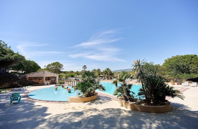 Luxe 5 Pers. Villatent at family campsite Leï Suves on the beautiful Côte d’Azur