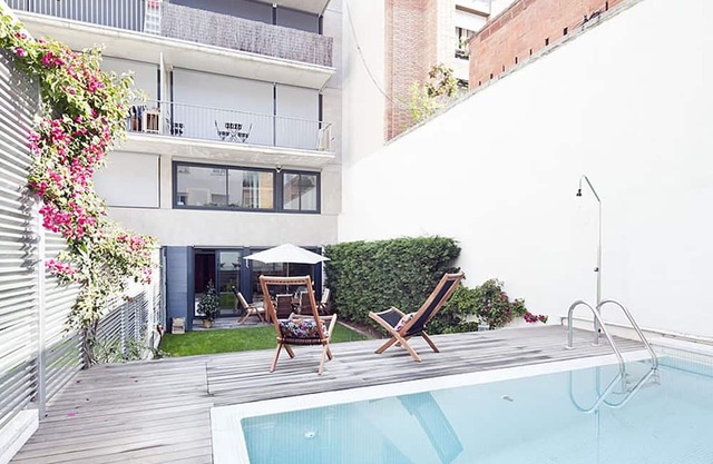 Group of apartments in Sant Gervasi for up to 40 people in 7 apartments