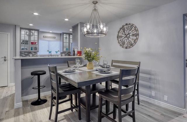 Stunning 2Bd/2Ba Old Town Condo comfortably Sleeps 6