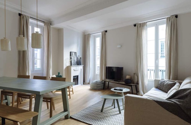 Luxury designer apartment with balcony in Nice's Old Town - 4 min walk to beach!