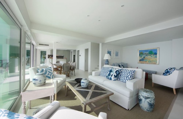Monaco Bay View villa with pool, sea views, secure parking for 3 cars, elevator.
