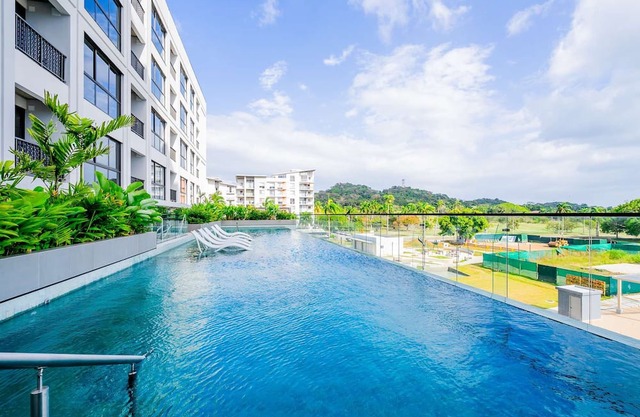 w Splendid 1BR in the Heart of Centriqo
