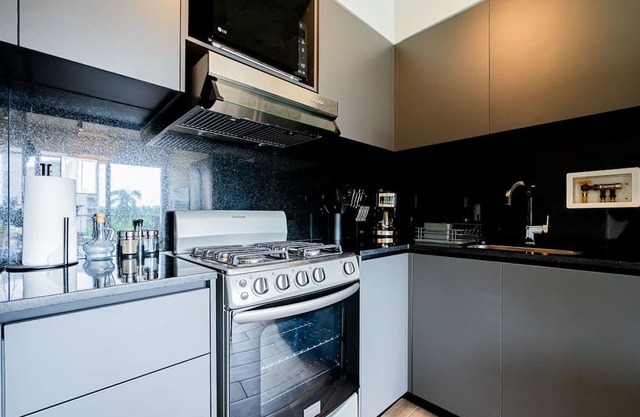 w Modern 2BR w Great Deco in Centriqo