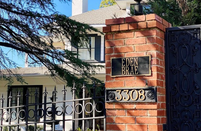 Apt2 Edenbrae - Walkable Southern Gothic Mansion