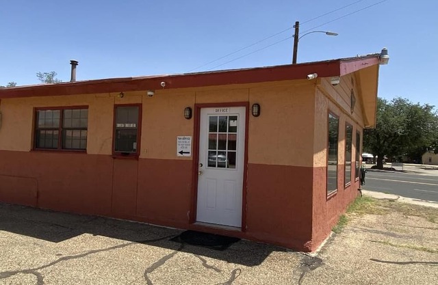 DELUXE INN