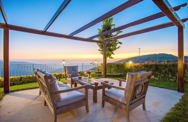 Red Oak House With Garden & Terrace in Assia, Batroun