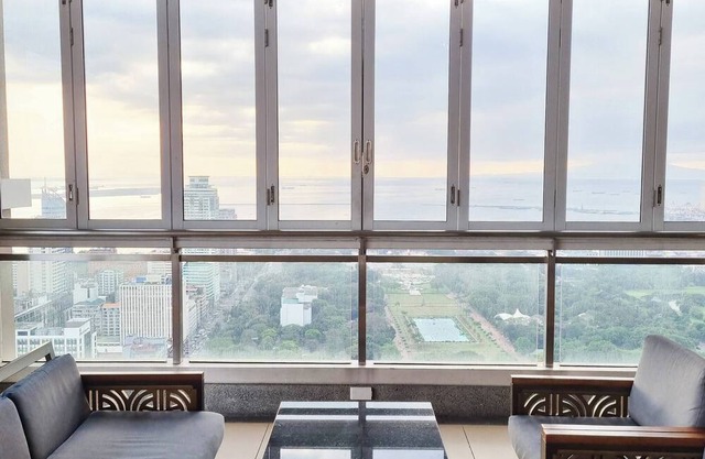 2BR Cozy & Spacious Family Condo, Great View & Karaoke At Torre De Manila