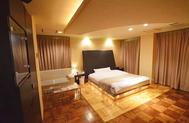 HOTEL LET'S