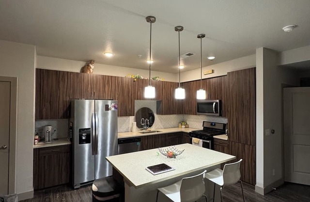 Modern Private Retreat in Aurora-1BD & Shared Living Space Close to City Center