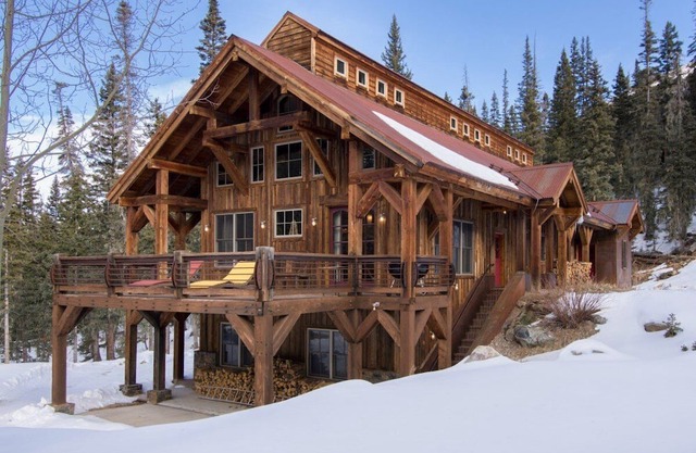Delightful 5-bedroom chalet in Taos Ski Valley with stunning views