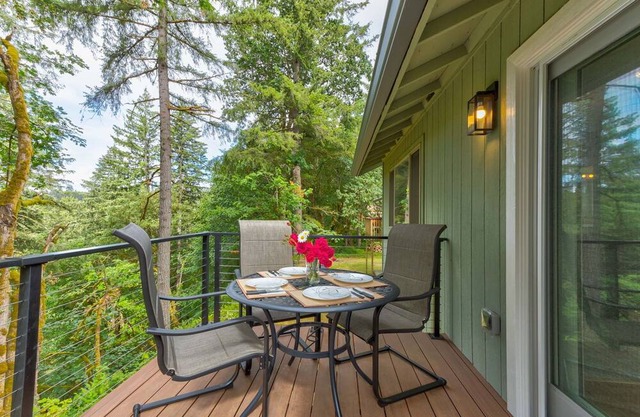 River's Edge, Cozy Guest House By The River