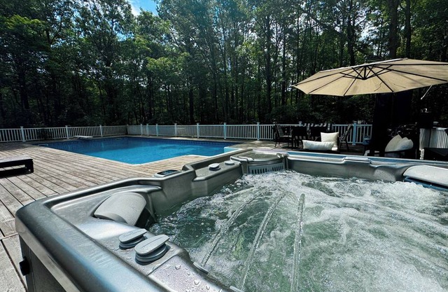 Private & Woodsy Home Near Hamptons/Golf/Wineries/Farms w/Heated Salt Pool & Spa