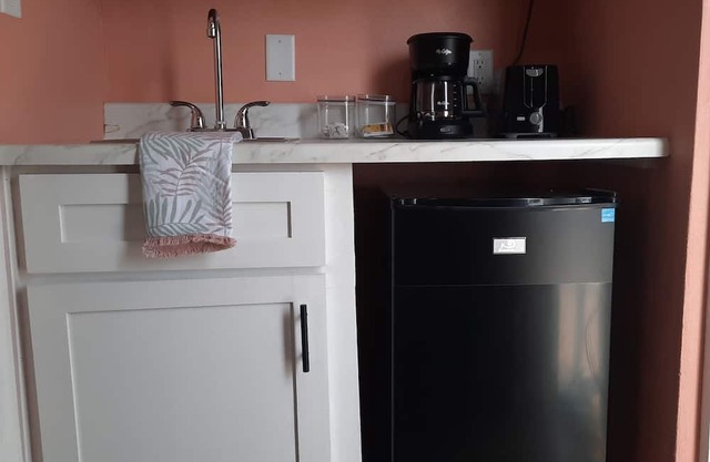 Newly built cozy studio in western Nassau, 3 minutes from airport and beaches