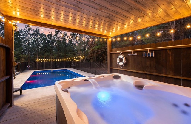 New Cabin- Luxury Heated Pool, Hot Tub, Fire Pit 5 Bedroom Cabin by RedAwning