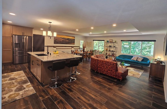 The Bradley House - Beautiful & Spacious Home - Near Campus & Stadium