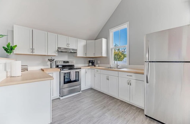 Scenic Riverside | 4 BD | Parking Available