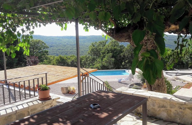 Homerez - Elegant Villa in Ripenda Verbanci with Pool