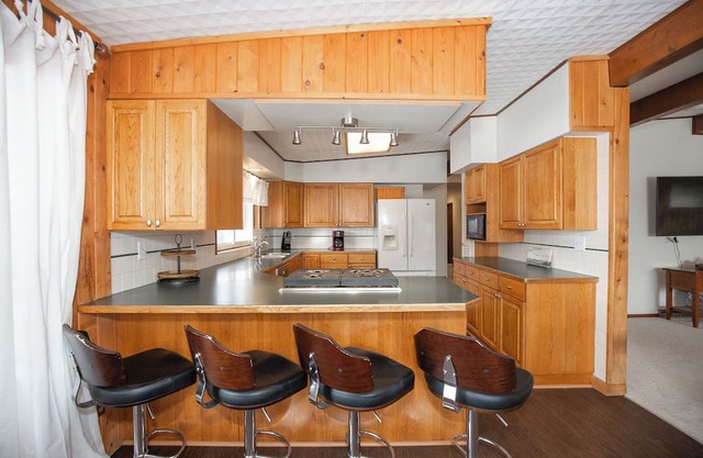 Serene Pet Friendly, Fully Fenced 1 Acre 4BR 1.5BA Home With Privacy and Views