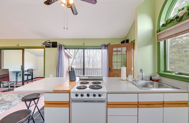 Charming Bennington Studio w/ Deck & Mountain View