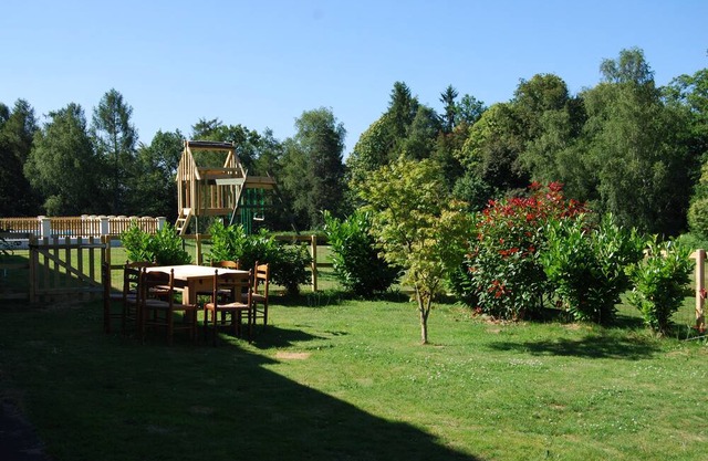 Converted Barn and Farmhouse with two private pools and hot tub, Sleeps 20.