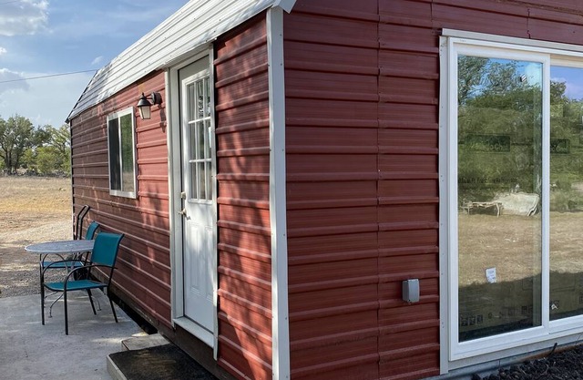 Cozy 2-bedroom cabin on Ranch WiFi, AC in heart of TX Hill Country Johnson City