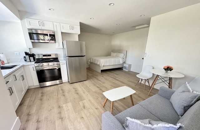 Cozy studio in Reseda-Tarzana area. Fully furnished and Utilities included.