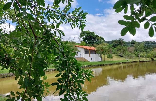 Casa em Frente a um Lago, Próximo a Rota do Vinho em São Roque - SP