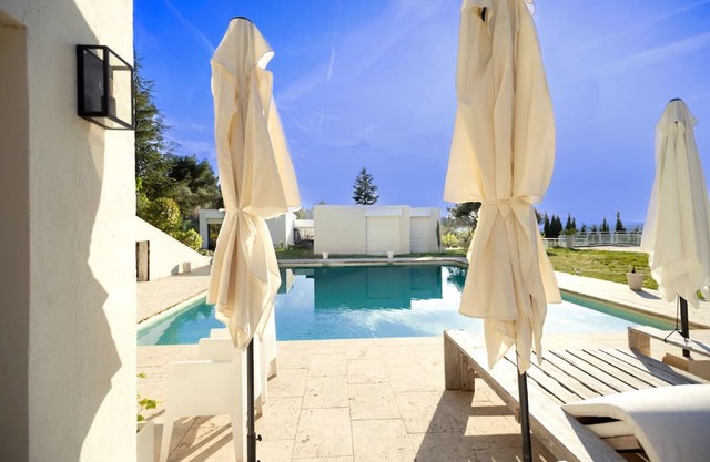 Luxurious villa with private pool/tennis in the French vineyards 10min Cassis