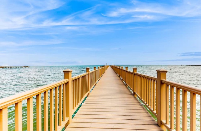 Wonderful bay-front villa with pool, pier, firepit & screened porch