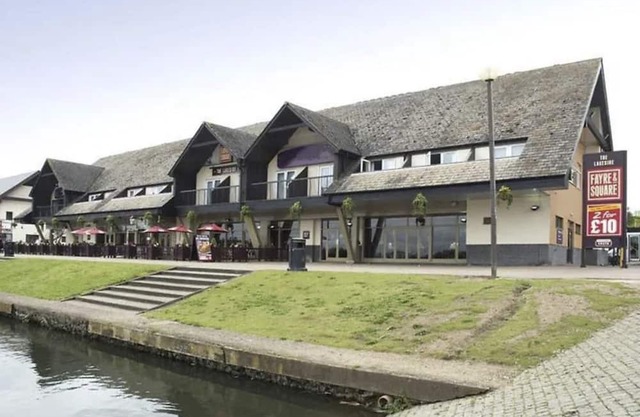 OYO Lakeside Willen Lake Milton Keynes