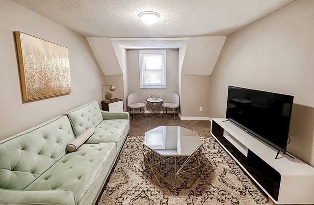 Sleepover: Cozy 2BD/1BA - Downtown Springfield