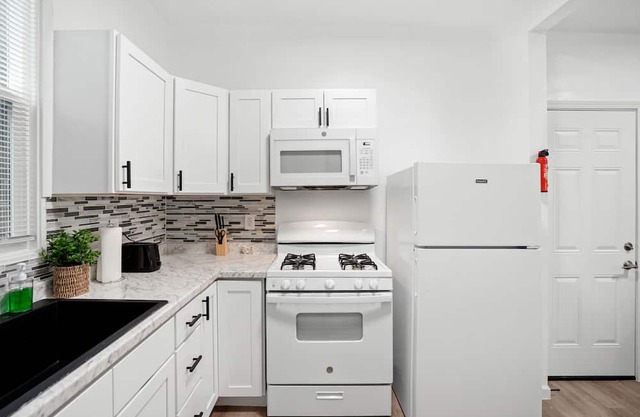 "Cozy & Complete 2b/1b apt;Near SoMa"