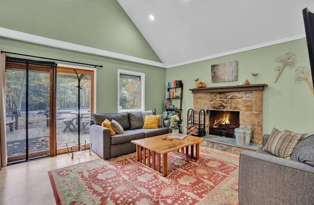 Hot Tub/King Bed/Firepit/Fireplace/Grill/Near Ski