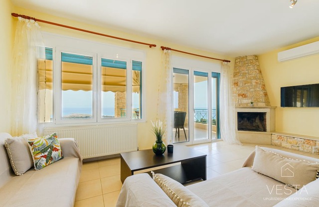 Momento 3-bdrm Villa with shared pool, Poseidi