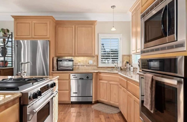 The Hook Home - with ocean views!