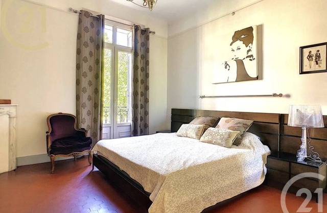 Stunning spacious 3 bed apartment with Juliette balcony. 5 min walk from Palais