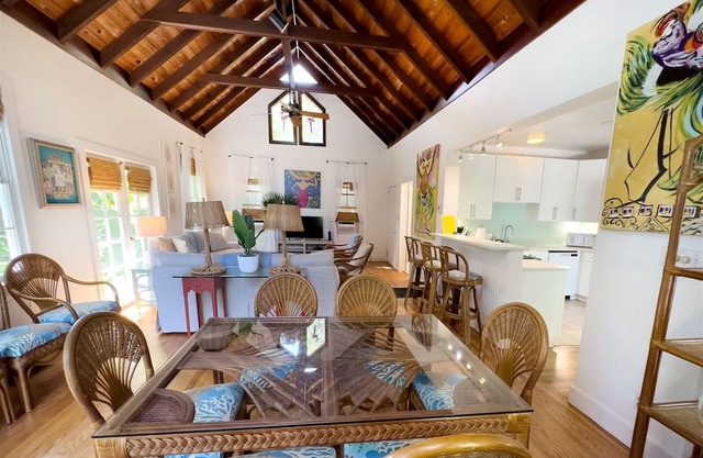 Amanda`s Garden Getaway 3 BR / 2 BA with shared large pool