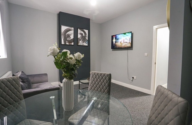 Luxury 2-Bedroom Apartment Near NEC/Airport/City