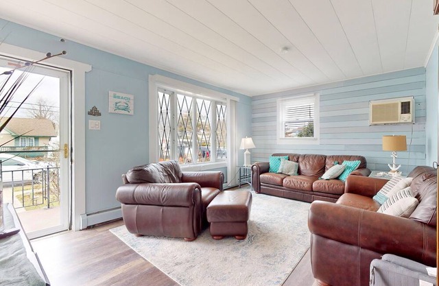 Excellent location!! Beach House 2 Blocks from the beach! Pet Friendly🐶