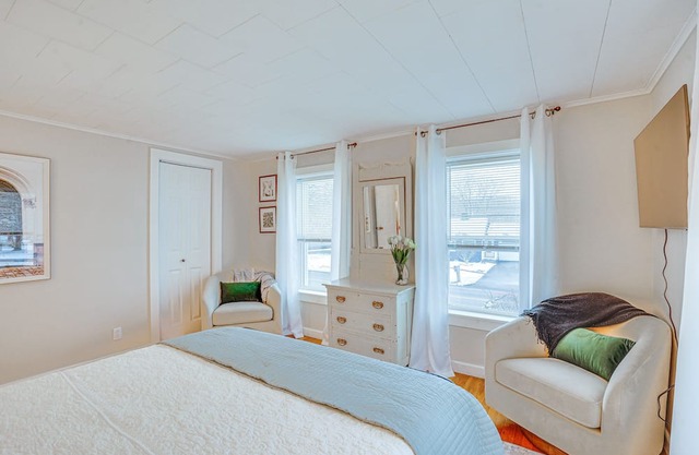 Chic New Hartford Apartment - Hike, Golf & Ski!