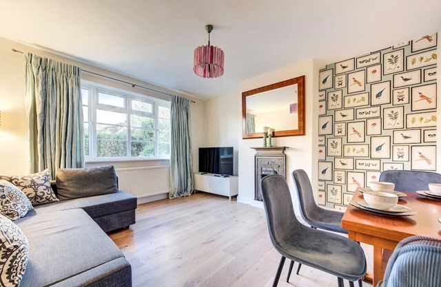 This apartment is a 2 bedroom(s), 1 bathrooms, located in London, England.