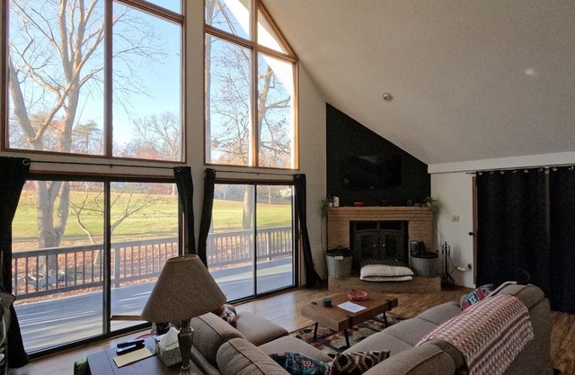Chalet on 17th hole; Golf Resort; Hot tub & Pool Access; Pet Friendly!