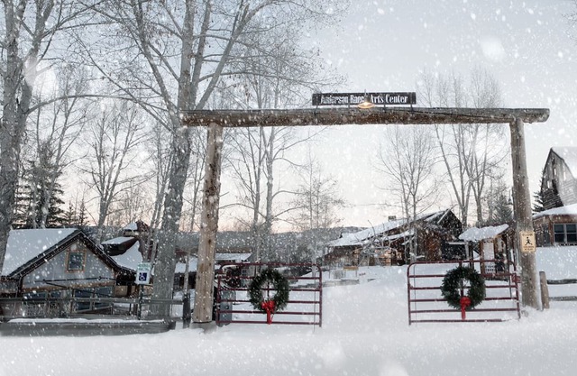 Perfect mountain getaway! Cozy 2-bedroom cabin in Snowmass Village, CO!