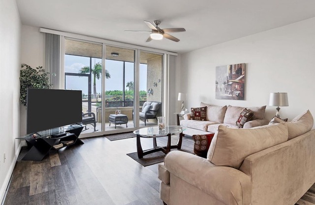 3 Bedroom Condo 728652 by Houzlet