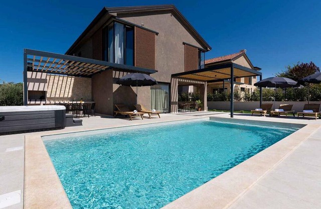 Villa Albona, modern villa for 4 people with heated pool, whirlpool and sauna only 5.5 km from Porec