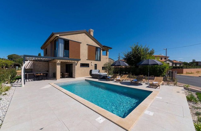 Villa Vallis, modern villa for 4 people with heated pool, whirlpool and sauna only 5.5 km from Porec