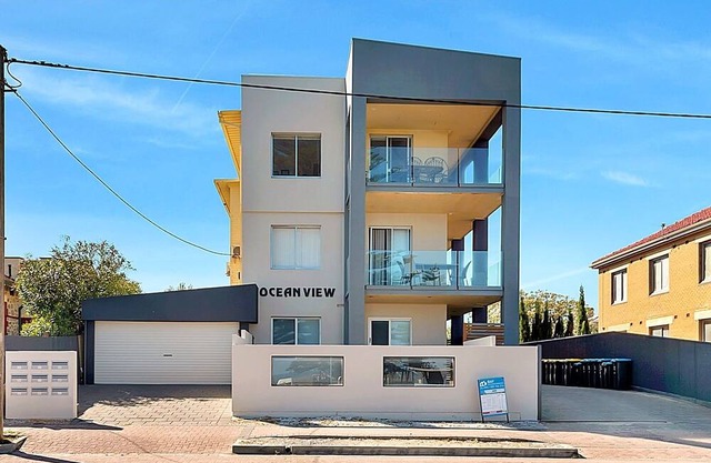 Iconic Largs Bay Foreshore Holiday Apartment - Beach Days & Sunsets!