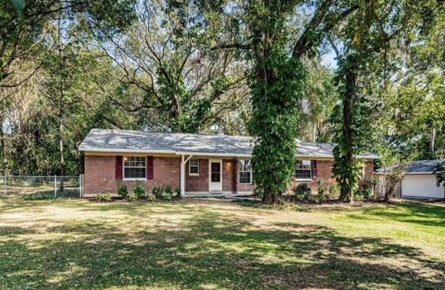 Cozy Private home on a large wooded lot!